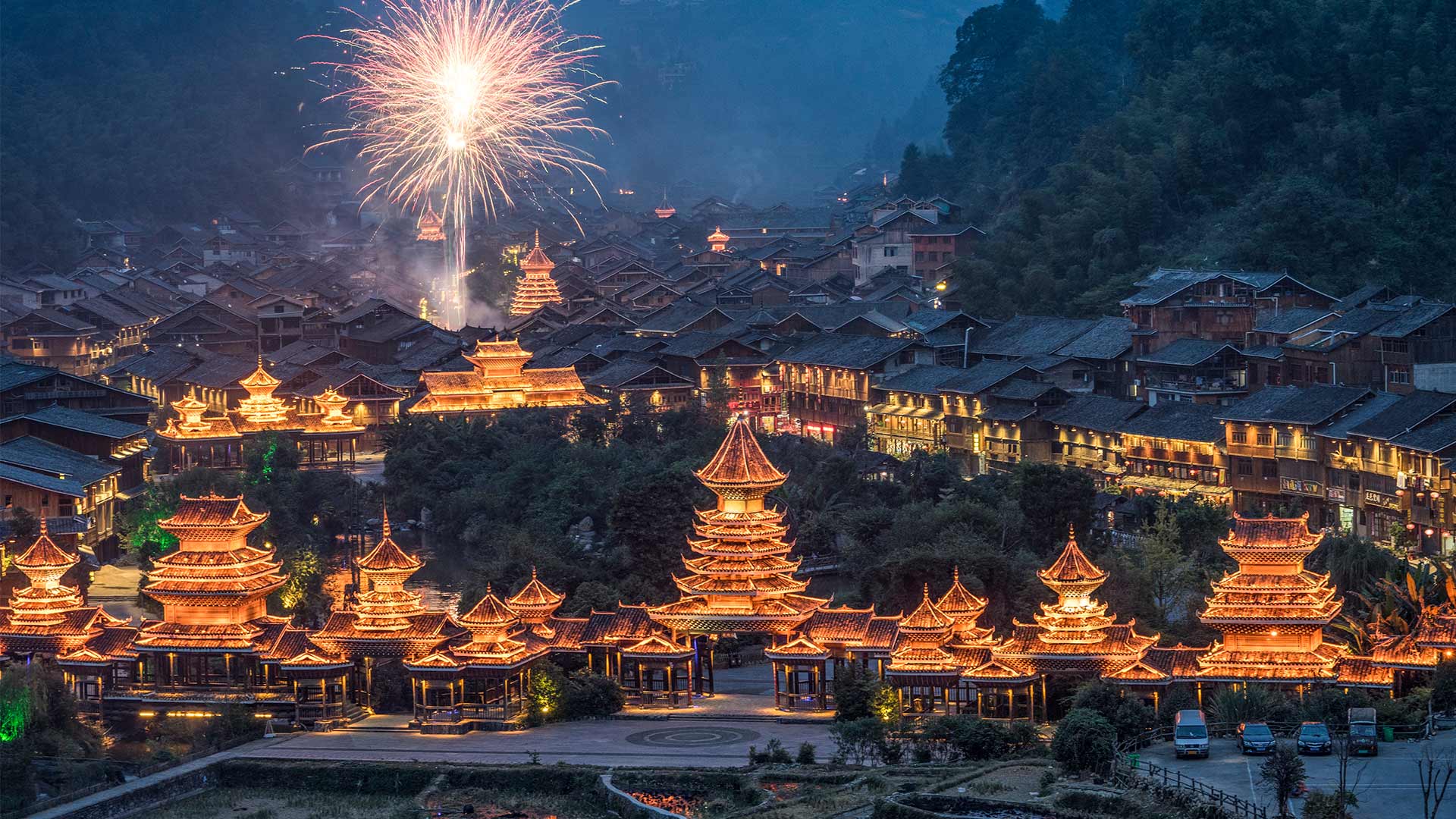 烟花绽放的除夕夜，中国 (© MediaProduction/E+/Getty Images)(Bing China)