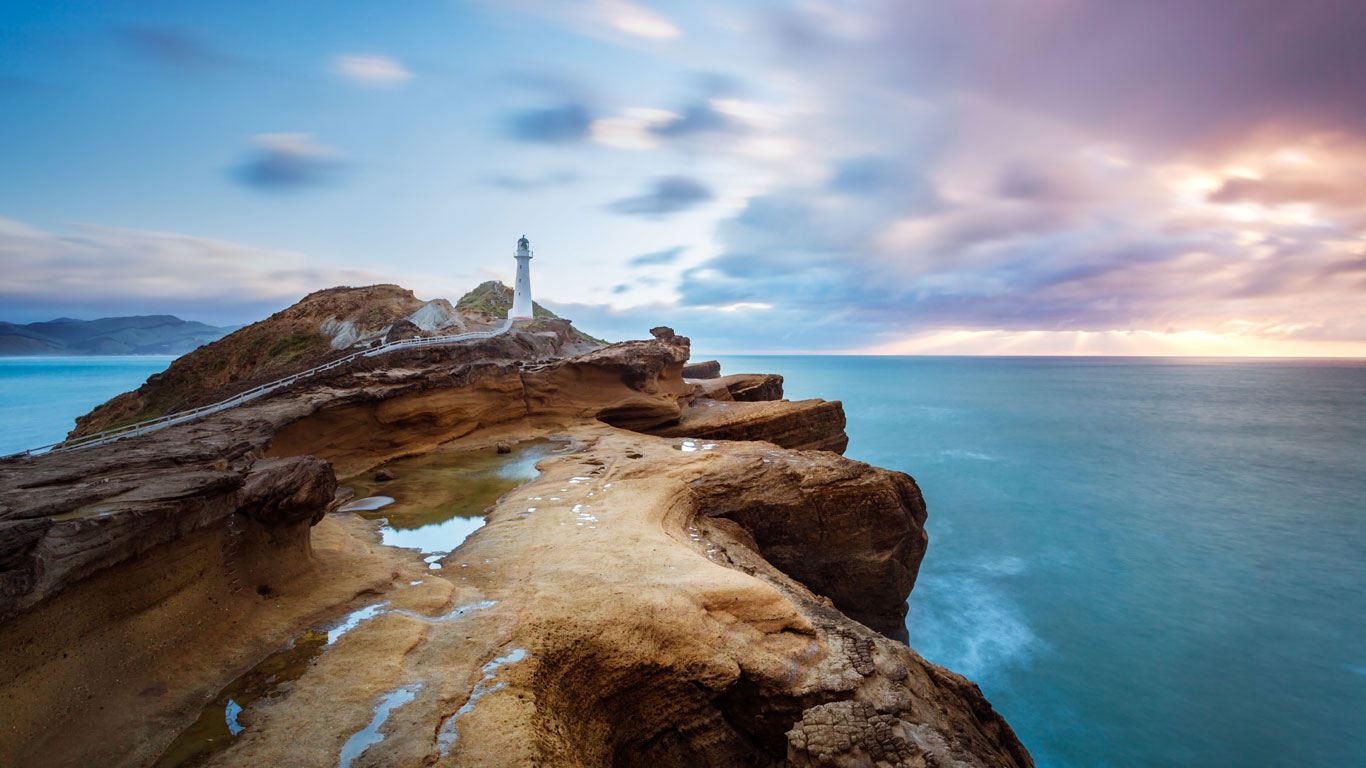 卡斯尔波因特村附近的城堡角灯塔，新西兰北岛  (© Matteo Colombo/Digital Vision/Getty Images)(Bing China)