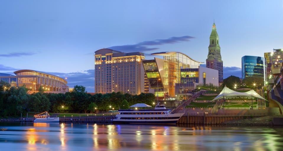 Die Skyline von Hartford, Hauptstadt von Connecticut (© Enzo Figueres/Getty Images) &copy; (Bing Germany)