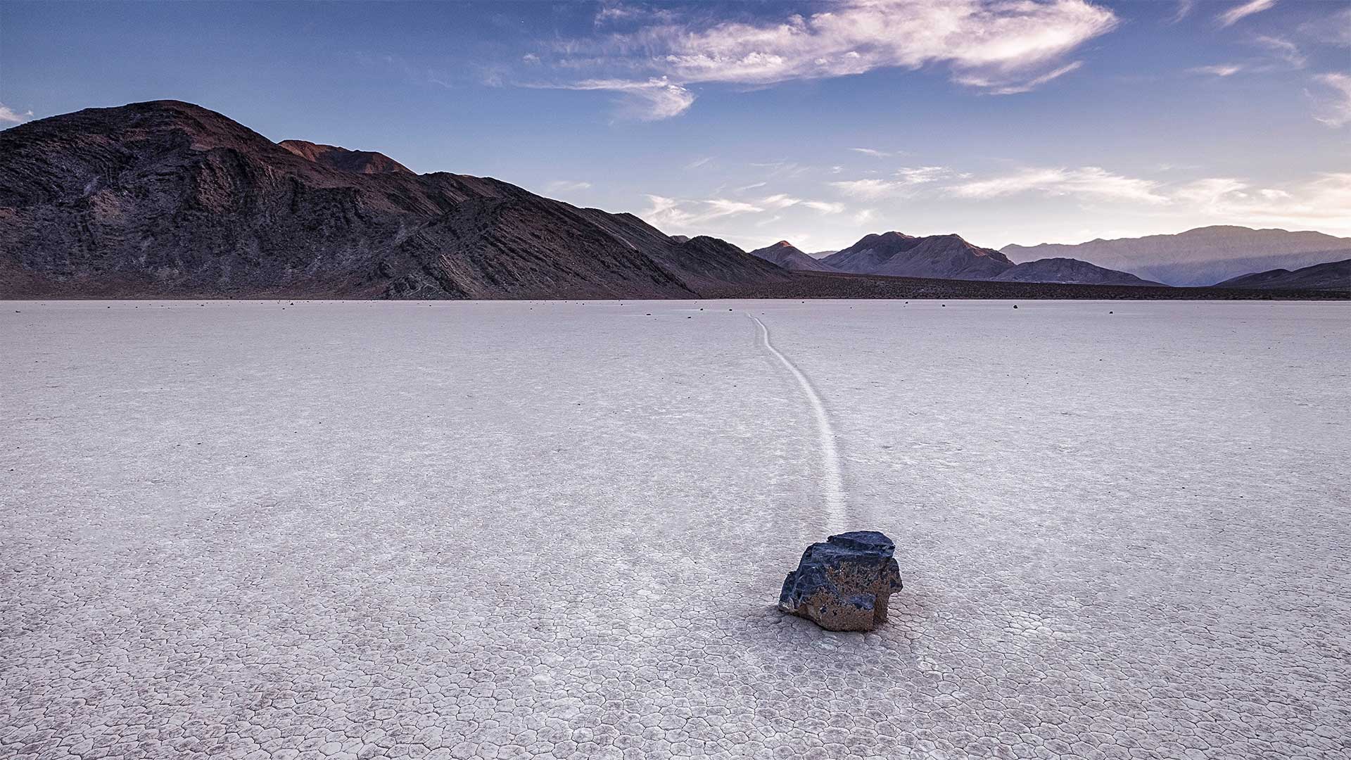 Sailing stone at Racetrack Playa in Death Valley National Park, California, USA (© Patrick Walsh/Getty Images)(Bing United Kingdom)