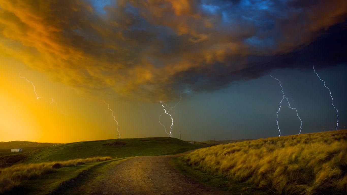 Thunderstorm near Coffee Bay on the Wild Coast region of South Africa (© Jon Hicks/Corbis)(Bing Canada)