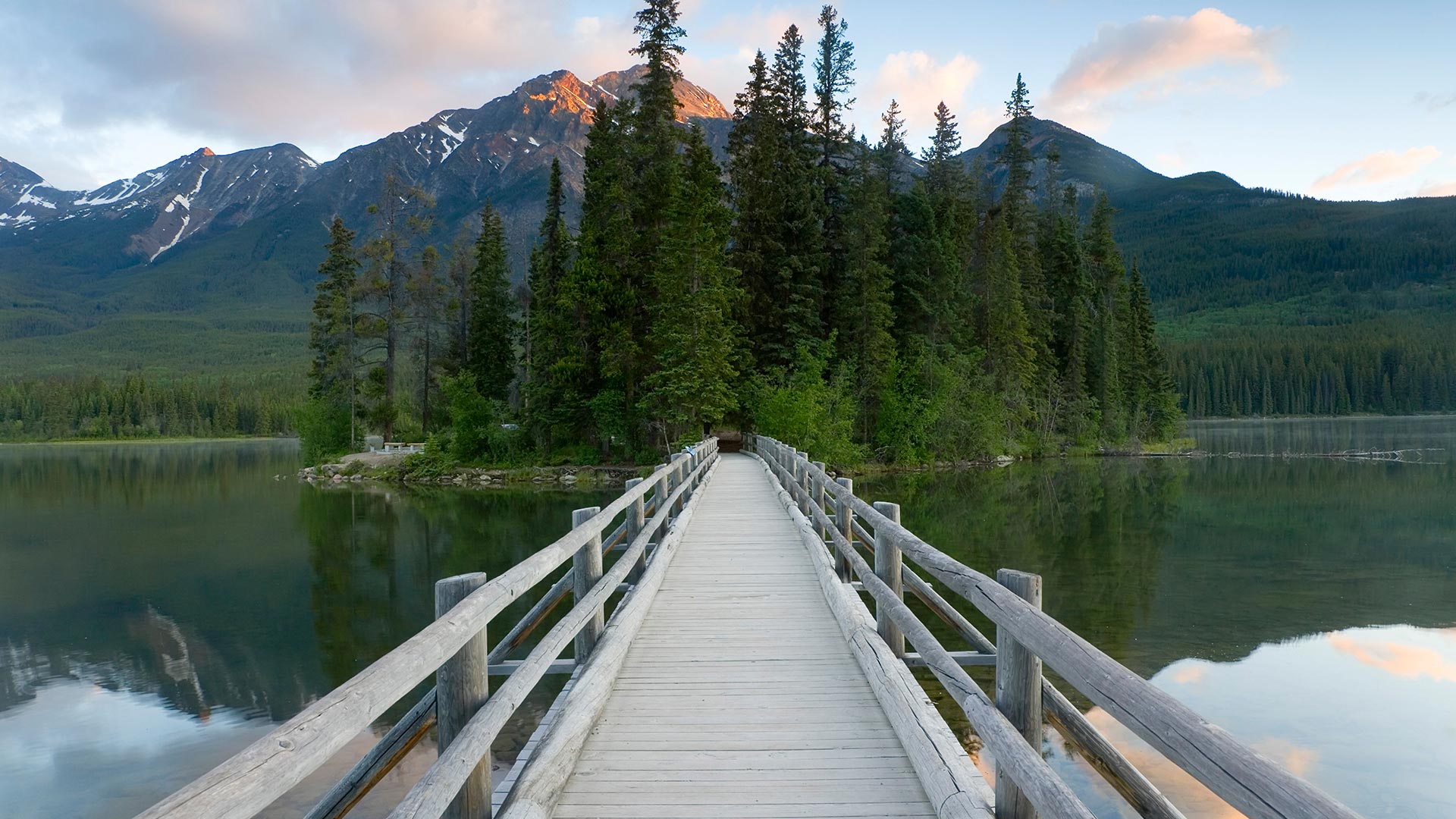 Pyramid Lake in Jasper National Park, Alta. (© Peter Adams Photography Ltd/Alamy Stock Photo)(Bing Canada)