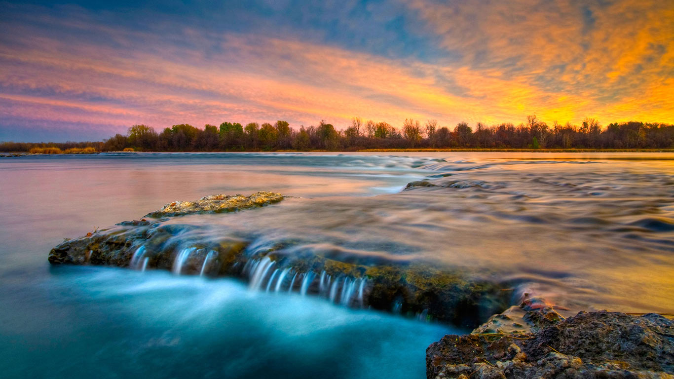 River flowing over rocks at twilight, Coteau du Lac, Quebec, Canada (© Patrick Di Fruscia/Visuals Unlimited/Corbis)(Bing Canada)
