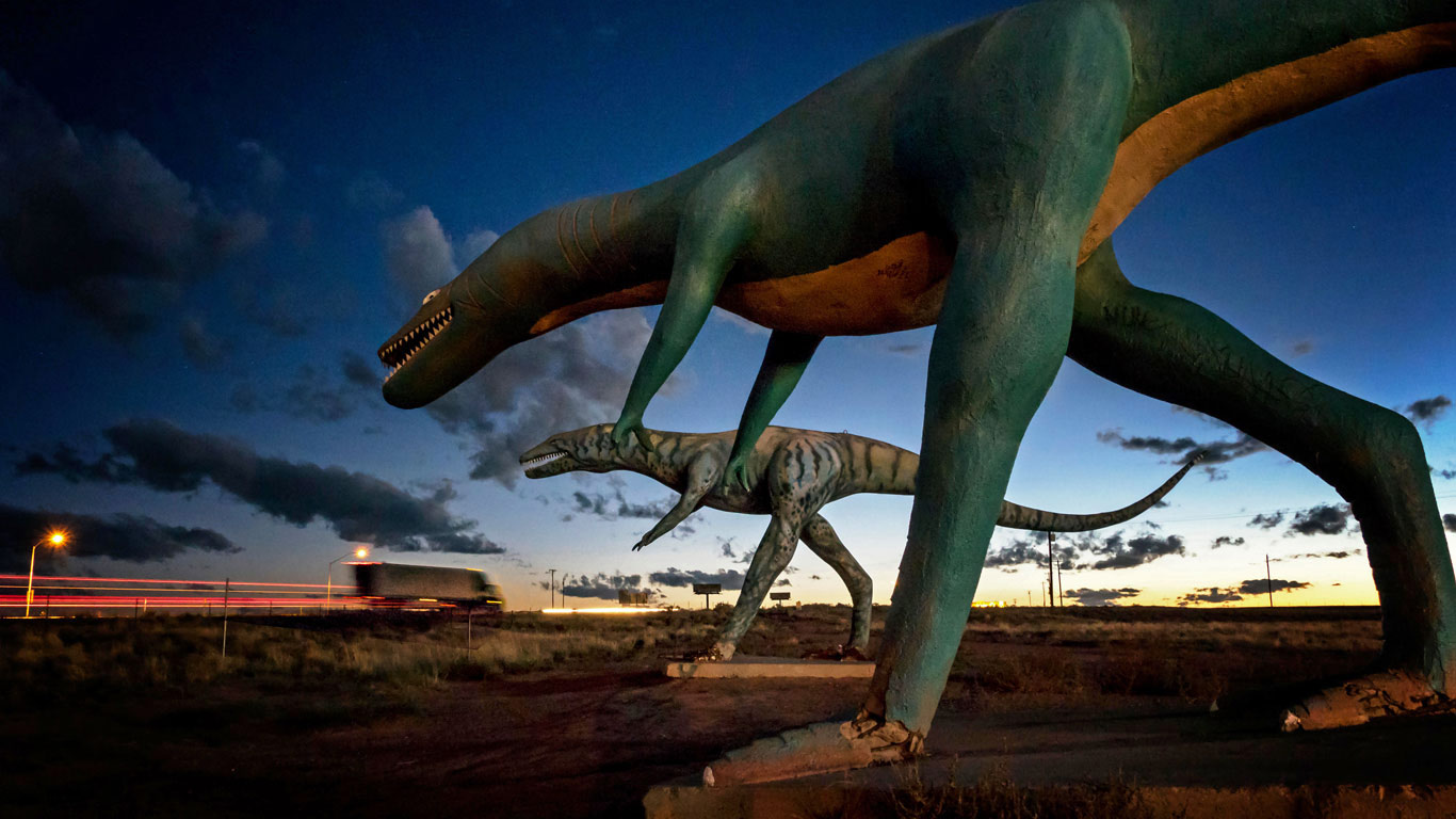 Concrete dinosaurs along Route 66, Holbrook, Arizona (© Gary Warnimont/Alamy)(Bing Canada)