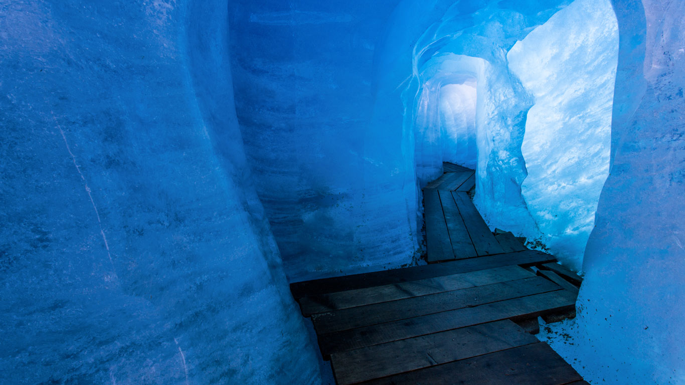Rhône Glacier ice grotto in Valais, Switzerland (© CEM/Getty)(Bing Canada)