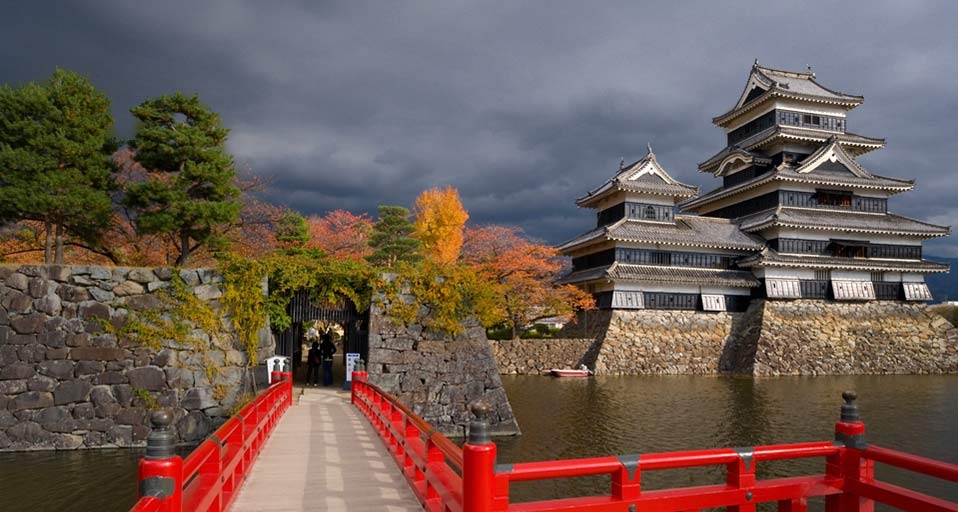 Matsumoto Castle, Matsumoto, Honshu, Japan -- Gavin Hellier/JAI/Corbis &copy; (Bing Canada)