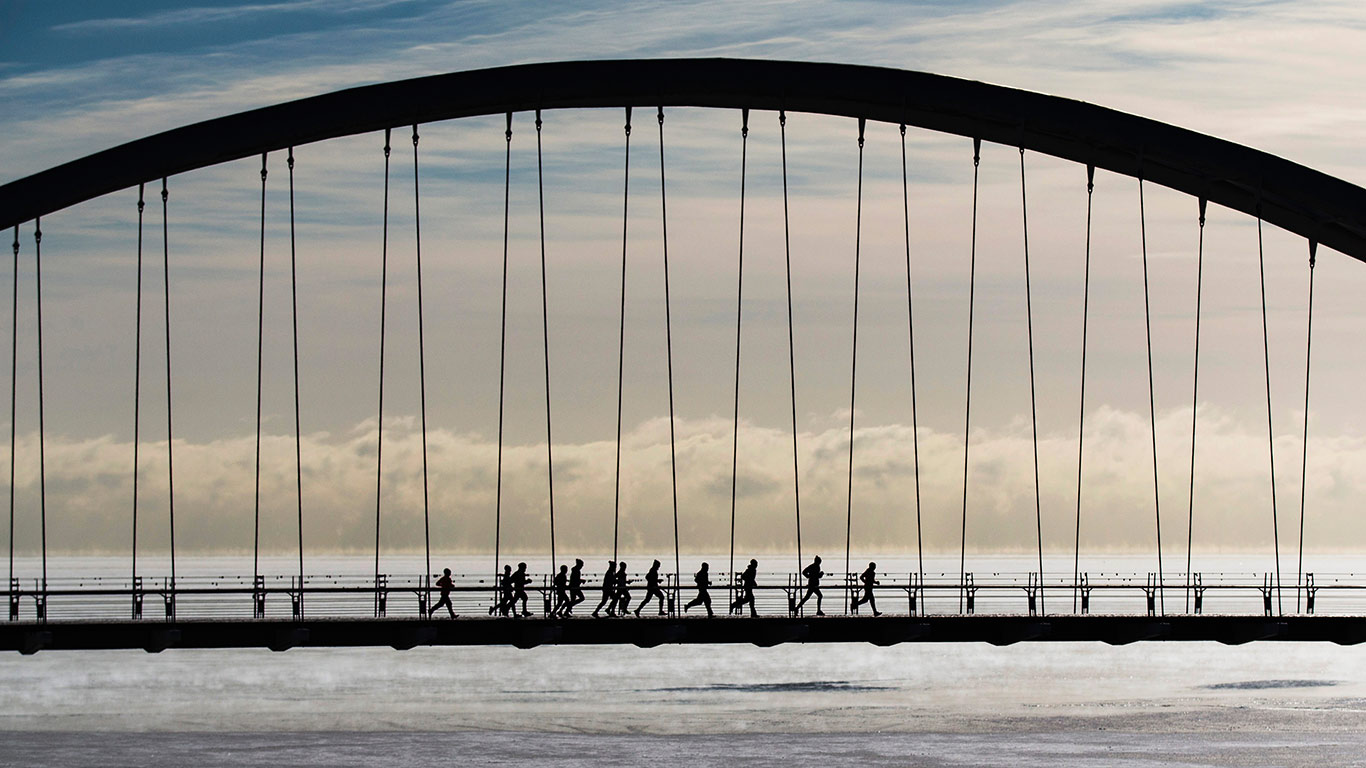 A group of joggers run across the Humber Bay Arch Bridge in Toronto, Canada (© Mark Blinch/REUTERS)(Bing United Kingdom)