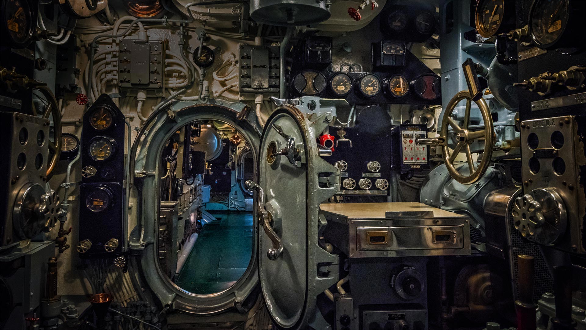 Forward engine room of the USS Drum, a Gato-class submarine at Battleship Memorial Park, Mobile, Alabama (© Warren Weinstein/Getty Images)(Bing United States)