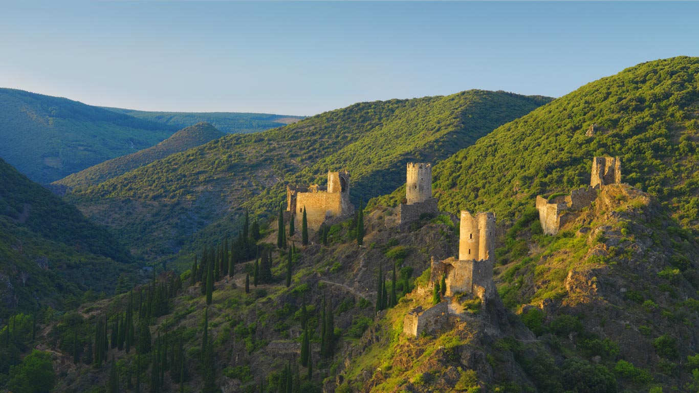 Châteaux de Lastours près de Carcassonne, département de l’Aude, Languedoc-Roussillon (© Shaun Egan/Getty Images)(Bing France)