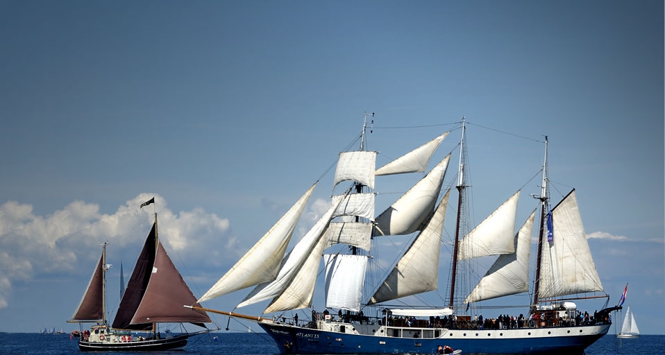Zwei dreimastige Segelschiffe während der Kieler Woche – H & D Zielske/LOOK-foto/Photolibrary &copy; (Bing Germany)