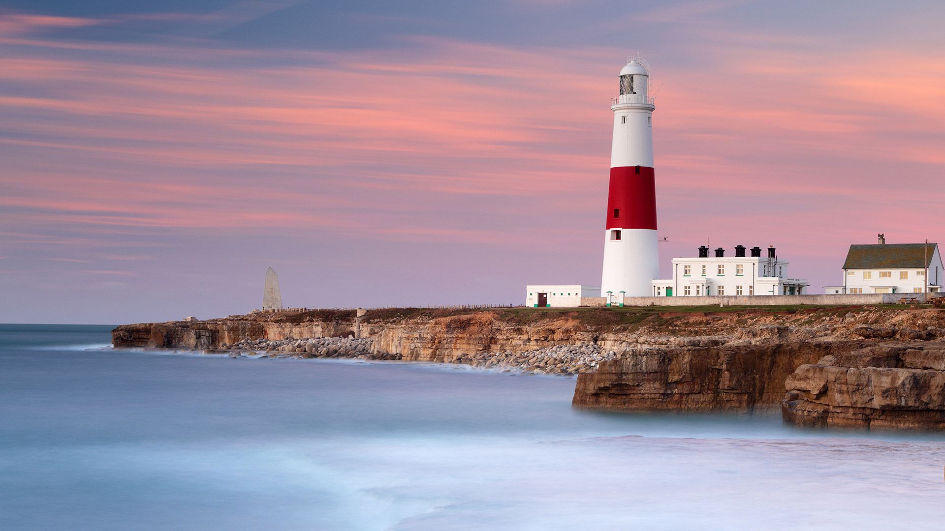 Dawn sunlight and waves at Portland Bill lighthouse, Dorset, England (© Lee Pengelly/Getty Images Plus)(Bing Canada)