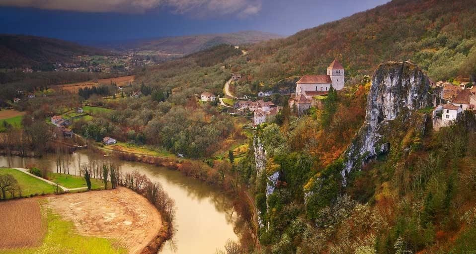 Saint-Cirq-Lapopie sur la rivière Lot, département du Lot, Midi-Pyrénées (© von Dachsberg/Huber/4Corners) &copy; (Bing France)