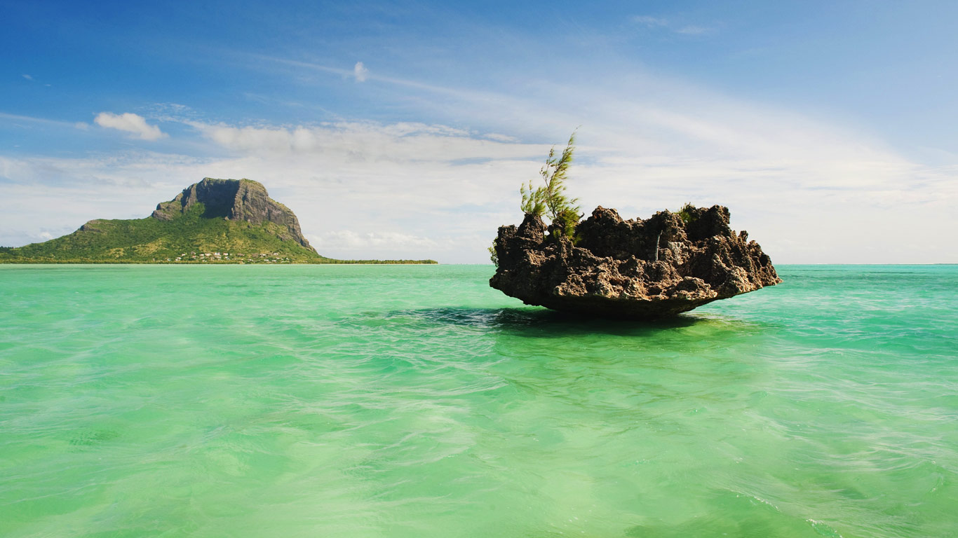 Le Morne Brabant mountain and islet, Mauritius (© Ocean/Corbis)(Bing United States)
