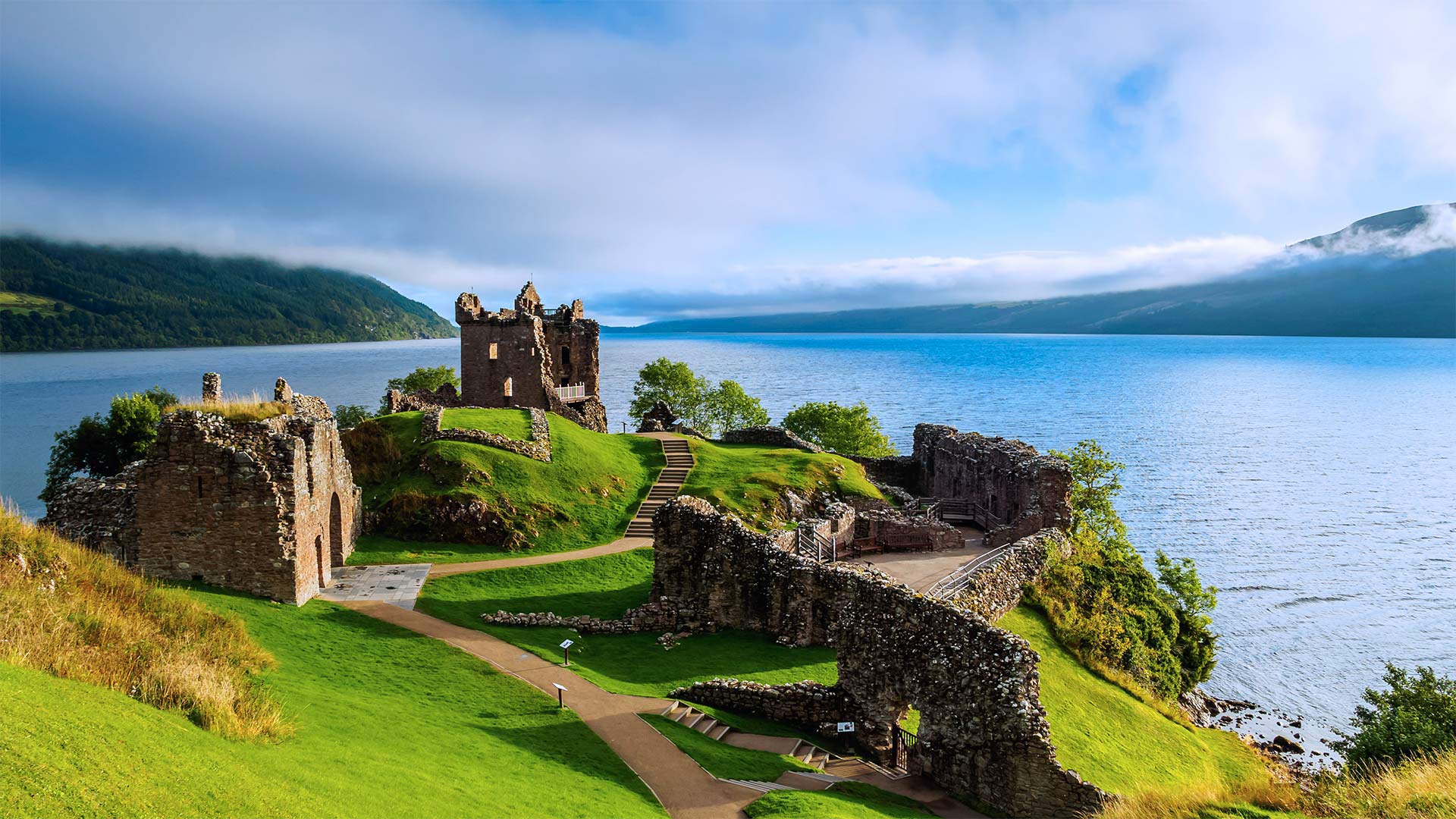 Urquhart Castle and Loch Ness in the Scottish Highlands (© AWL Images/Danita Delimont)(Bing United Kingdom)