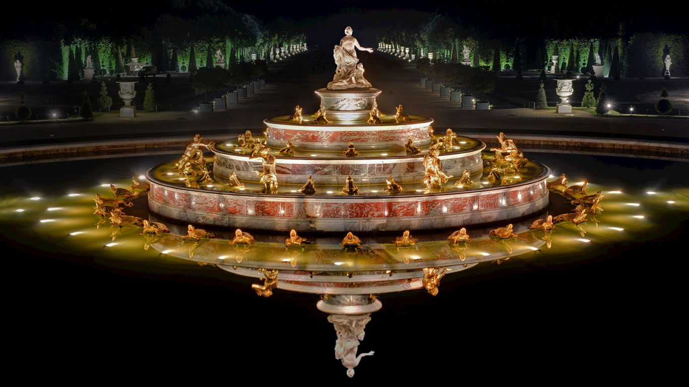 Latona Fountain in the Gardens of Versailles for the 100th anniversary of the Paris Peace Conference (© Arnaud Chicurel/SuperStock)(Bing Canada)