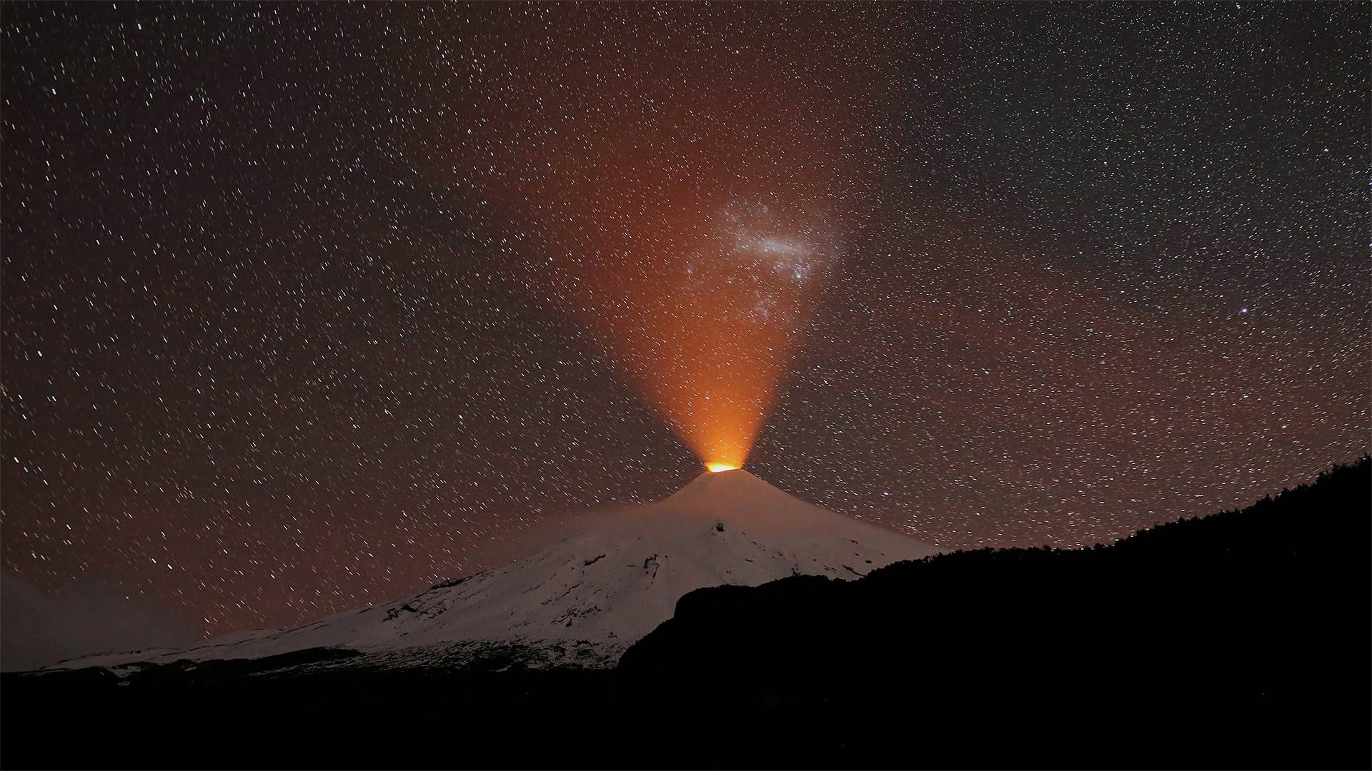 Der Vulkan Villarrica in Chile (© Cristobal Saavedra Escobar/Reuters)(Bing Deutschland)