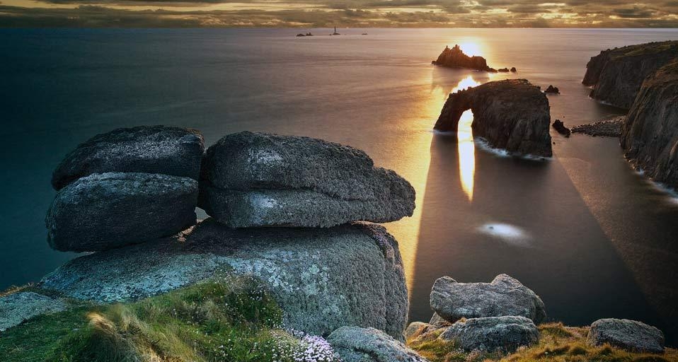 Land’s End in Cornwall (© Ray Bradshaw/Getty Images) &copy; (Bing United Kingdom)
