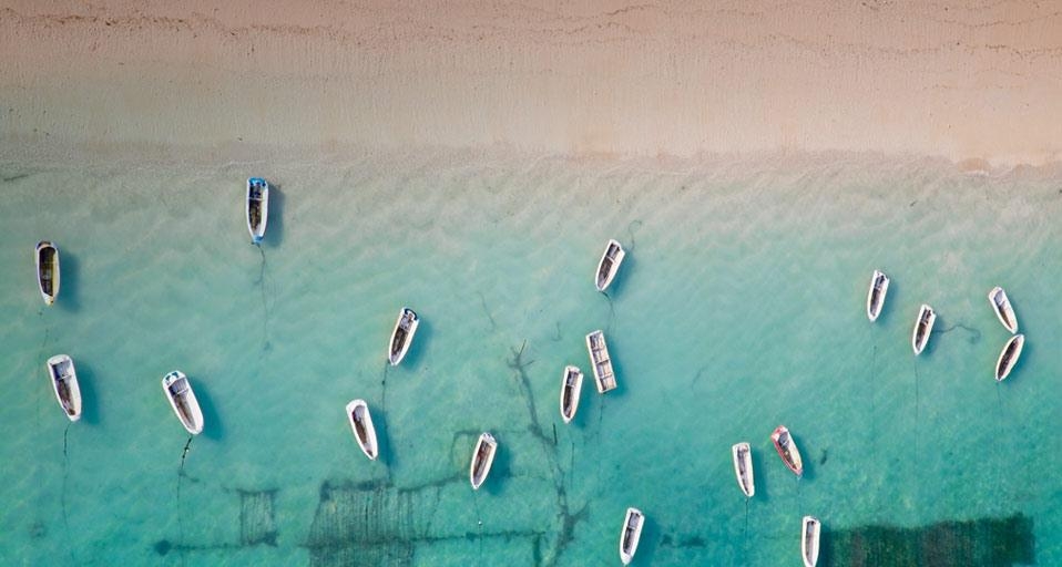 ｢ボートのある浜辺｣インドネシア, バリ島 (© Sean White/plainpictures)(Bing Japan)