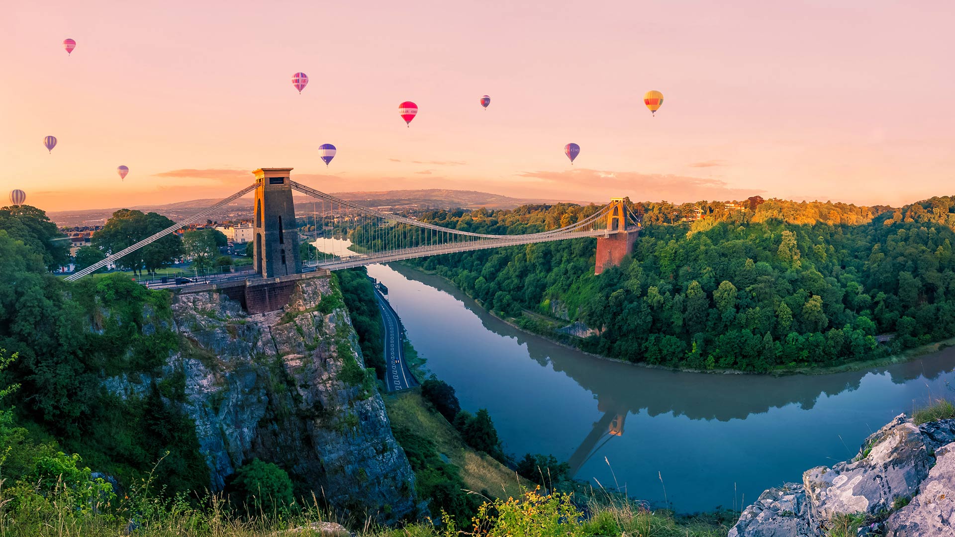 Hot air balloons over Clifton Suspension Bridge at sunrise, Bristol (© Rich Jones Photography/Getty Images)(Bing United Kingdom)