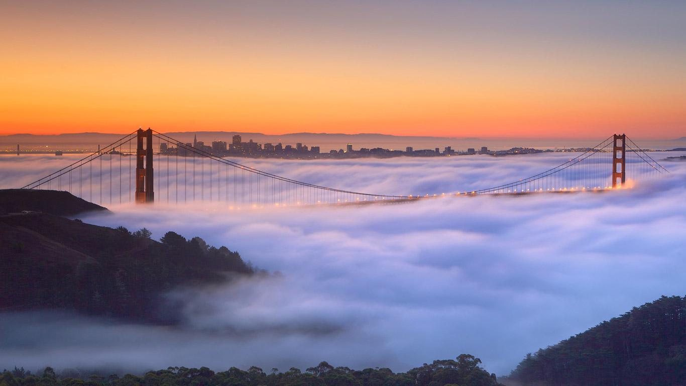 ｢霧の金門橋｣アメリカ, サンフランシスコ (© Della Huff/Alamy)(Bing Japan)