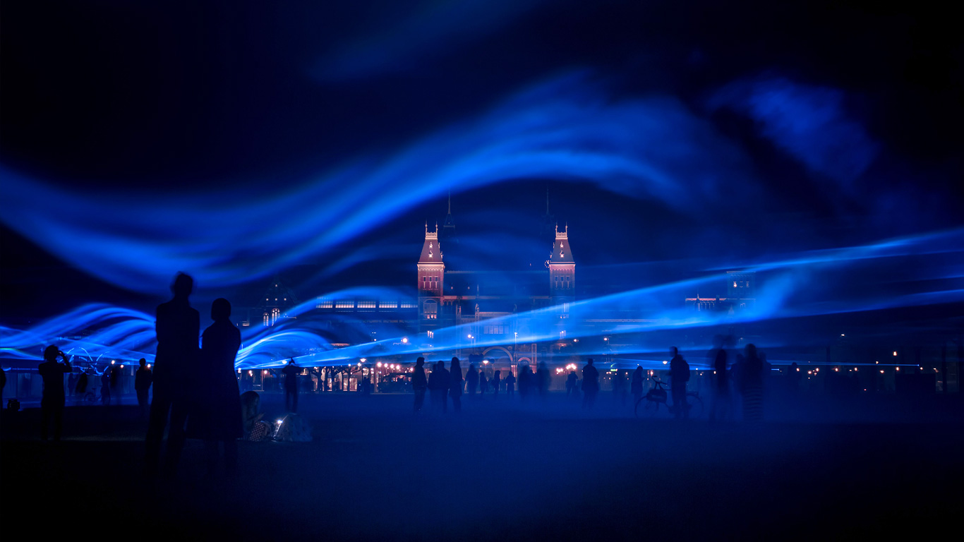 „Waterlicht“-Installation am Museumplein in Amsterdam, Niederlande (© Studio Roosegaarde/REX Shutterstock)(Bing Deutschland)