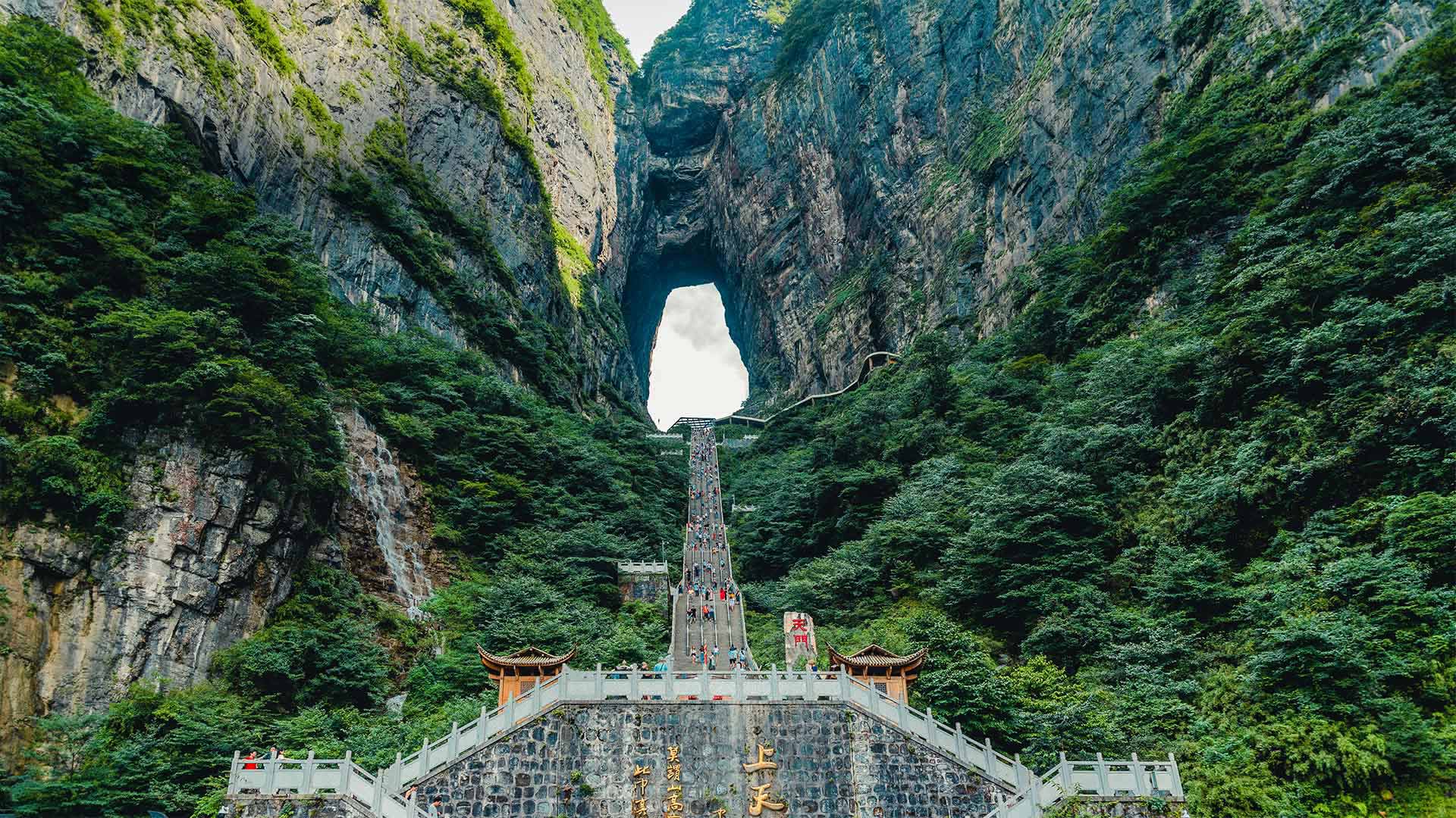 Tianmen Mountain in Zhangjiajie, China (© Bogdan Dyiakonovych/Shutterstock)(Bing United Kingdom)