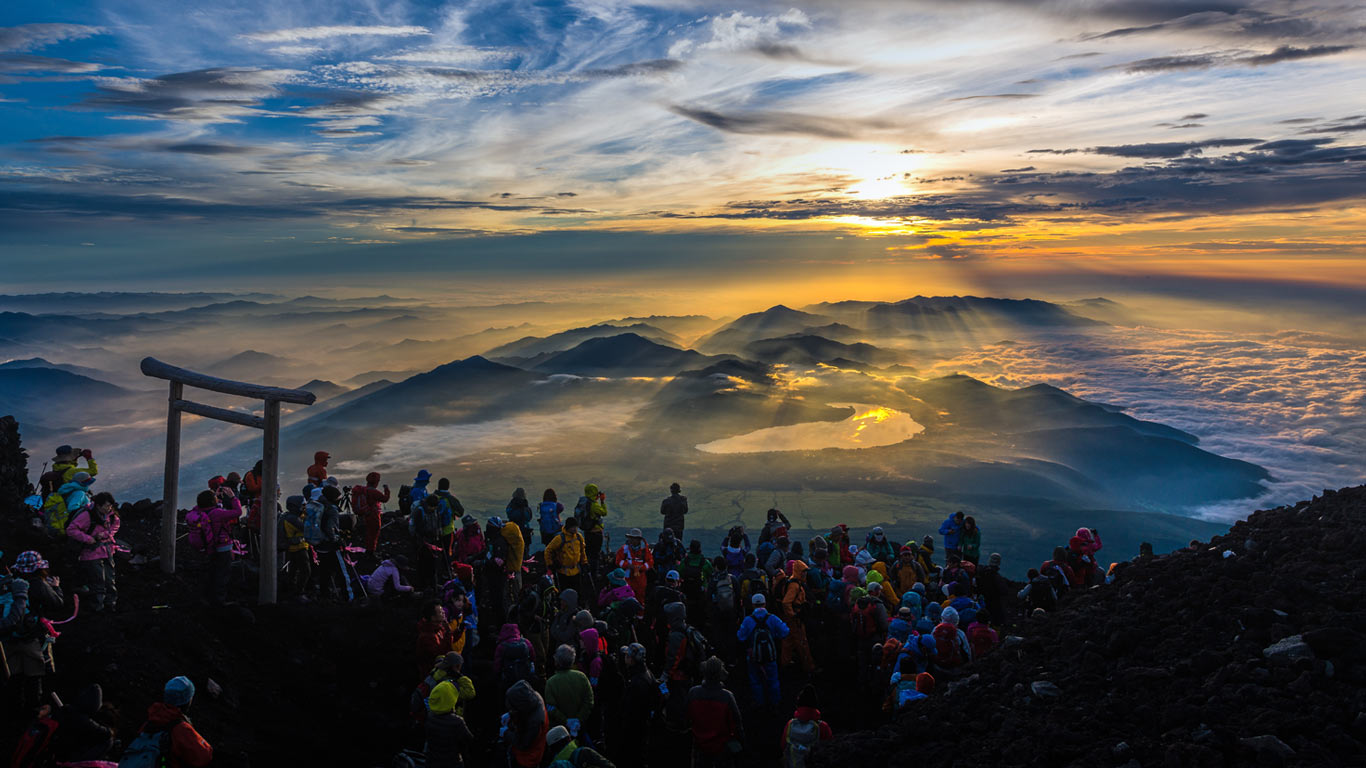 At the top of Mount Fuji in Japan. Happy New Year! (© Nopasorn Kowathanakul/Getty Images)(Bing Canada)