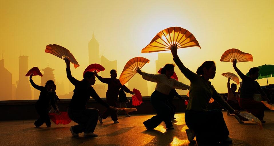 Women fan dancing on The Bund overlooking the Pudong district in Shanghai, China (© Justin Guariglia/Getty Images) &copy; (Bing United Kingdom)