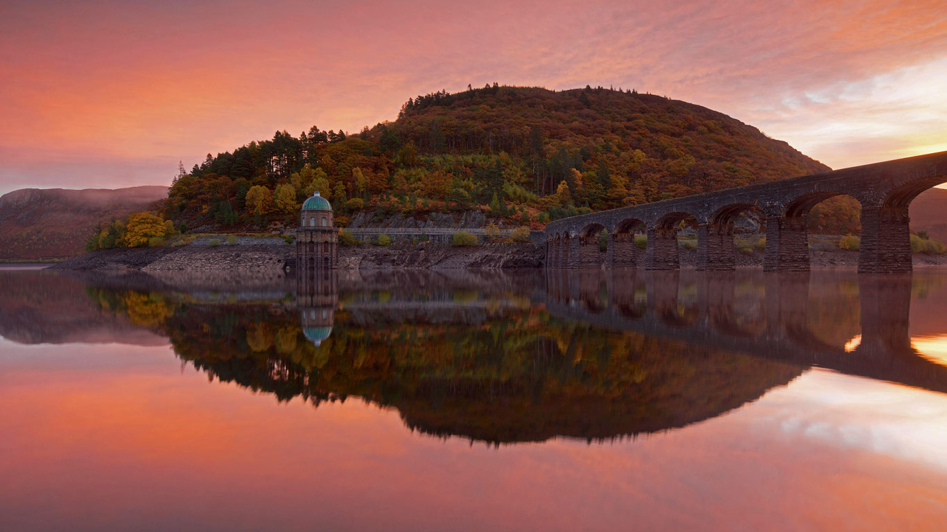Craig Goch Dam in the Elan Valley of Wales (© Stephen Taylor/Alamy)(Bing United Kingdom)