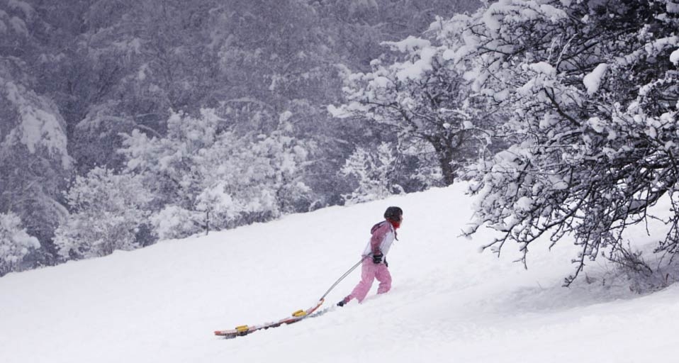 A sledger carries her sleigh up to the top of the slope on a snow-covered golf course in Henley-on-Thames, England -- Oli Scarff/Getty Images &copy; (Bing United Kingdom)