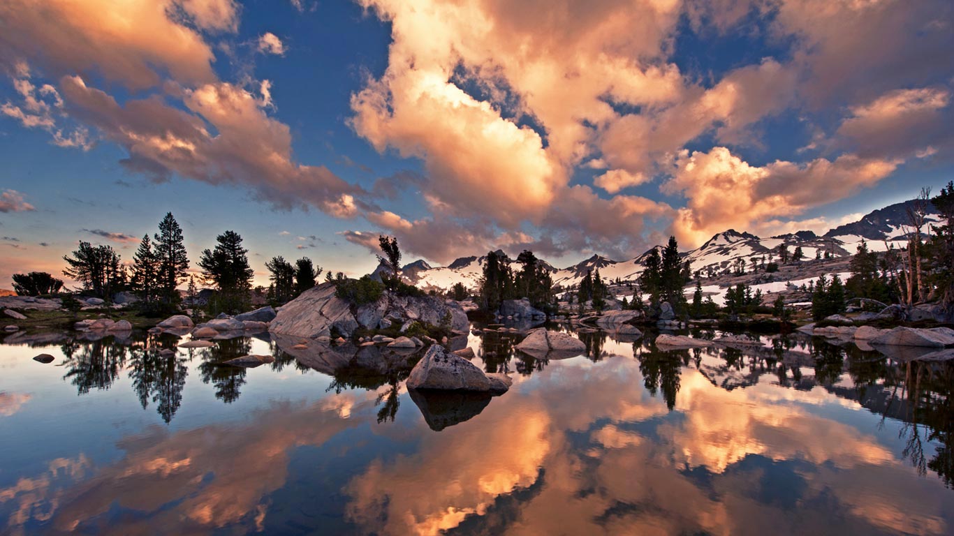 On the John Muir Trail near Mammoth Lakes, California, USA (© Brad Goldpaint/Getty Images)(Bing United Kingdom)