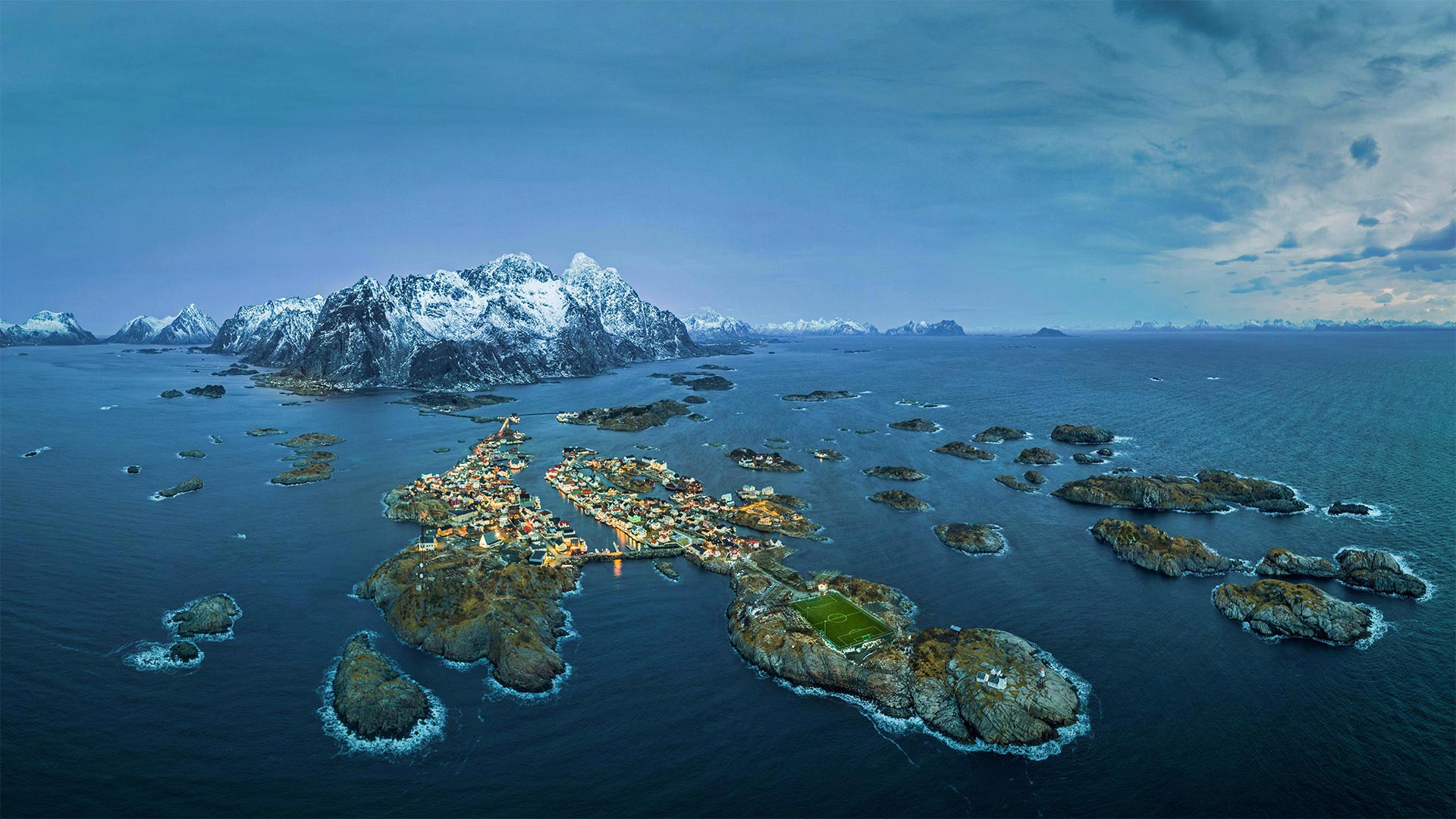 亨宁斯韦尔渔村的体育场，挪威诺尔兰郡 (© Viktor Posnov/Alamy)(Bing China)