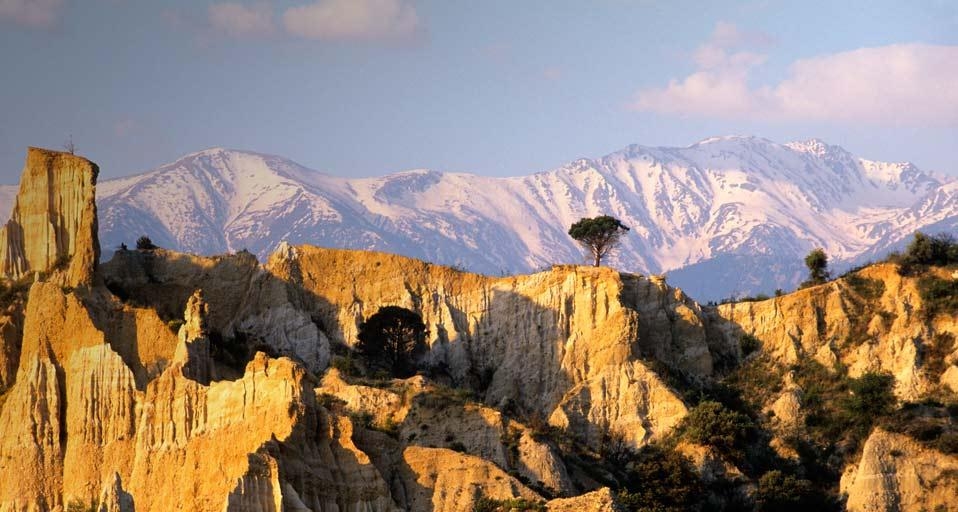 Orgues d’Ille-sur-Têt et massif du Canigou en arrière-plan, Pyrénées-Orientales, Languedoc-Roussillon (© Franck Guiziou/Corbis) &copy; (Bing France)