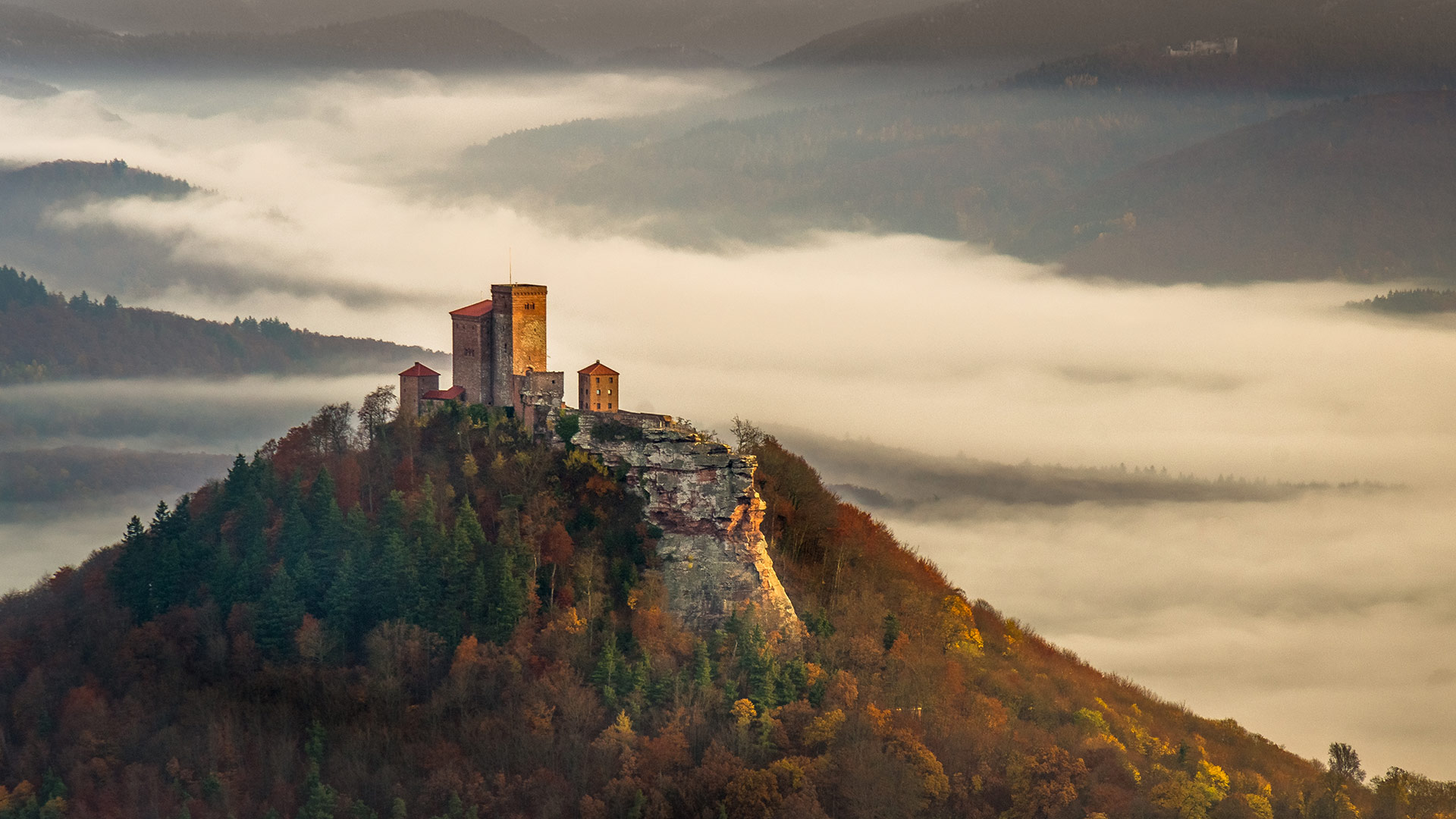 秋日雾中清晨里的特里斐斯城堡，德国莱茵兰普法尔茨森林 (© Björn Lauer/Getty Images)(Bing China)