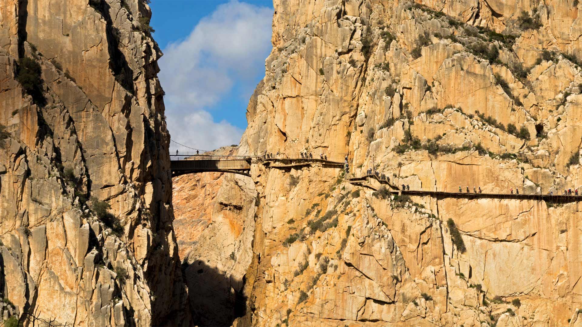 Visitors on El Caminito del Rey in the province of Málaga, Spain (© Ken Welsh/Alamy)(Bing United Kingdom)