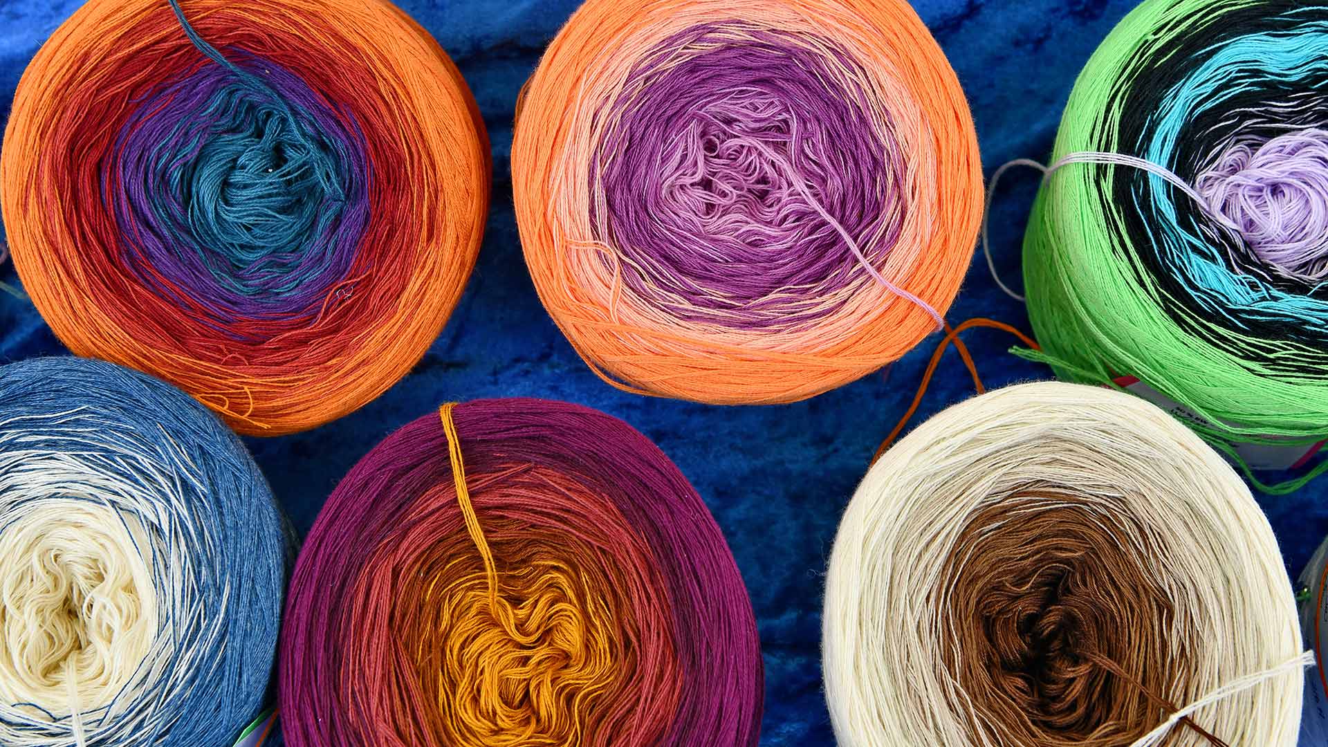 Gefärbte Wolle auf dem Rossmarkt in Berching, Bayern, Deutschland (© Rüdiger Hess/geo-select FotoArt)(Bing Deutschland)