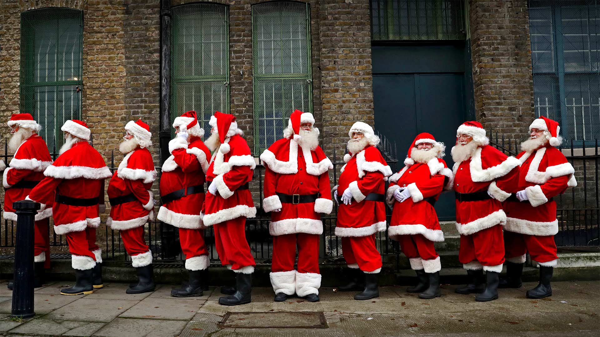 Performers dressed as Santa Claus from the Ministry of Fun Santa School in London, England (© Matt Dunham/AP Photo)(Bing Canada)