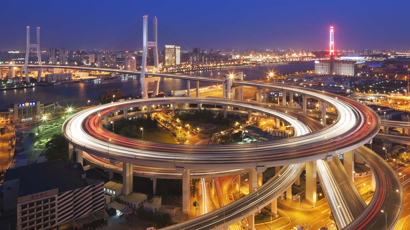 黄昏时分的上海董家渡，通往南浦大桥的环岛 (© Laurie Noble/The Image Bank/Getty Images)(Bing China)