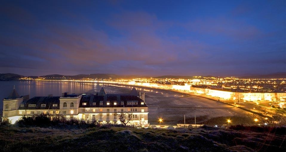 A view to Little Orne from Llandudno, Wales (© Roy Shakespeare / Loop Images) &copy; (Bing United Kingdom)