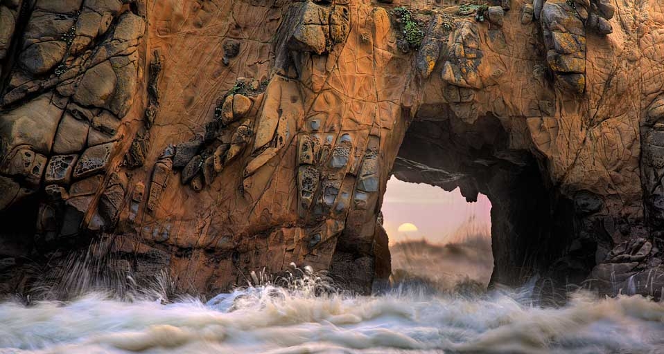 Wellen brechen sich an einem Klippenbogen, Pfeiffer Beach in Big Sur, Kalifornien – Patrick Smith/Visuals Unlimited, Inc. &copy; (Bing Germany)