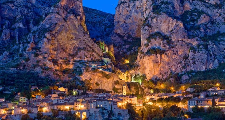 Village de Moustiers-Sainte-Marie, Alpes-de-Haute-Provence, PACA (© Sylvain Sonnet/Getty Images) &copy; (Bing France)