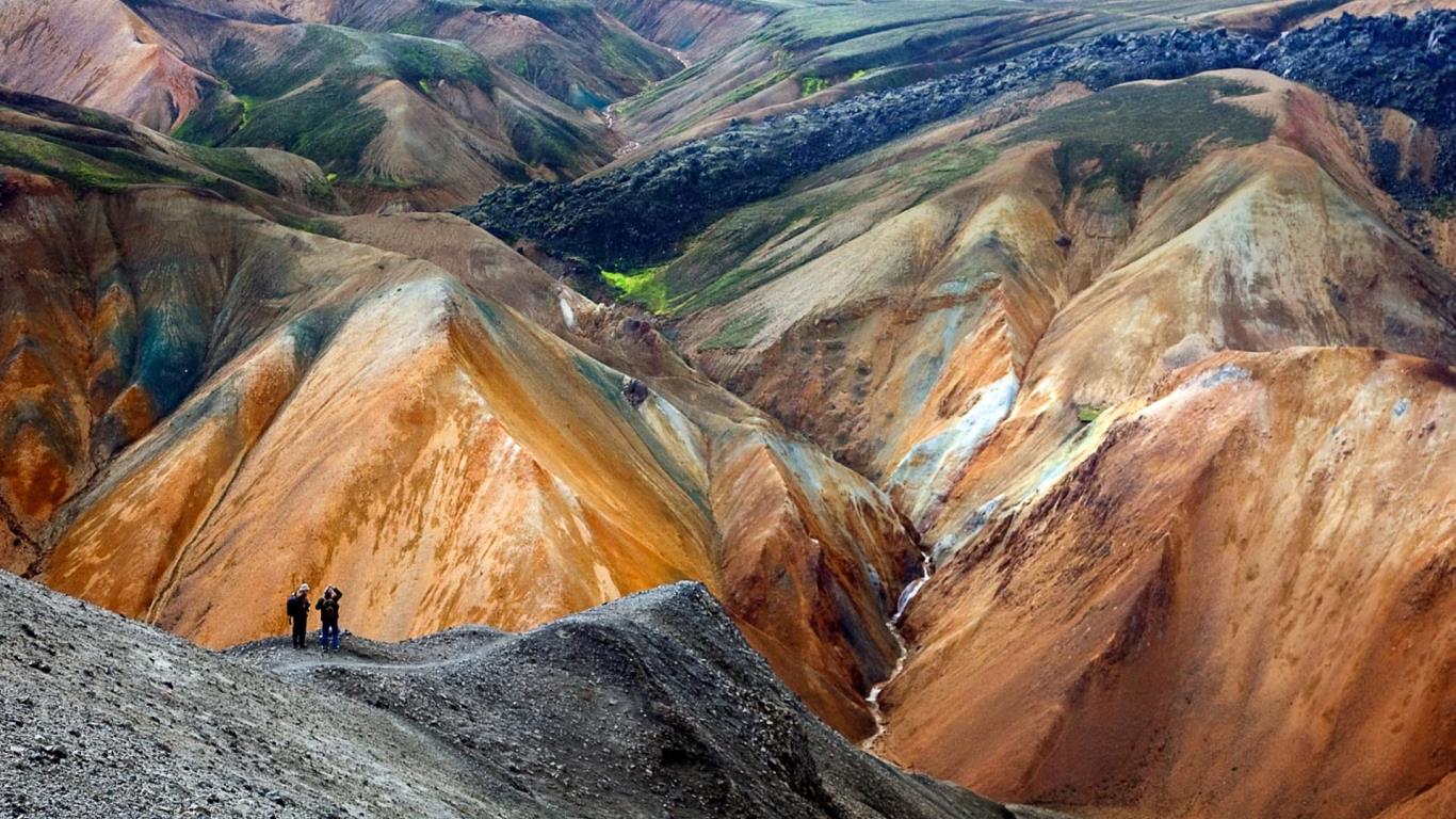 Colorful rhyolite peaks in the Landmannalaugar region of Iceland (© Ildiko Baranyi/Getty Images)(Bing Canada)