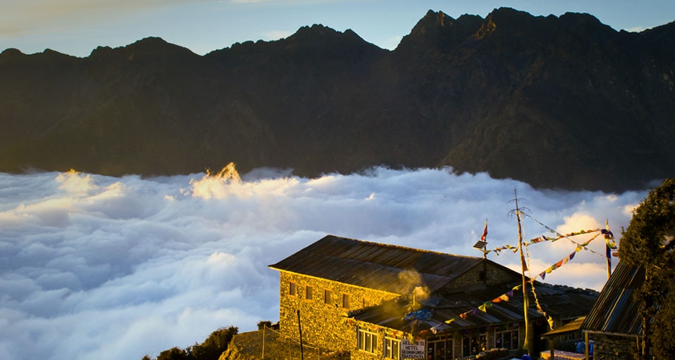 Hütte über den Wolken am Thare Pati bei Sonnenuntergang, Helambu Trekkingroute, Nepal – White Richardson/Aurora Photos &copy; (Bing Germany)