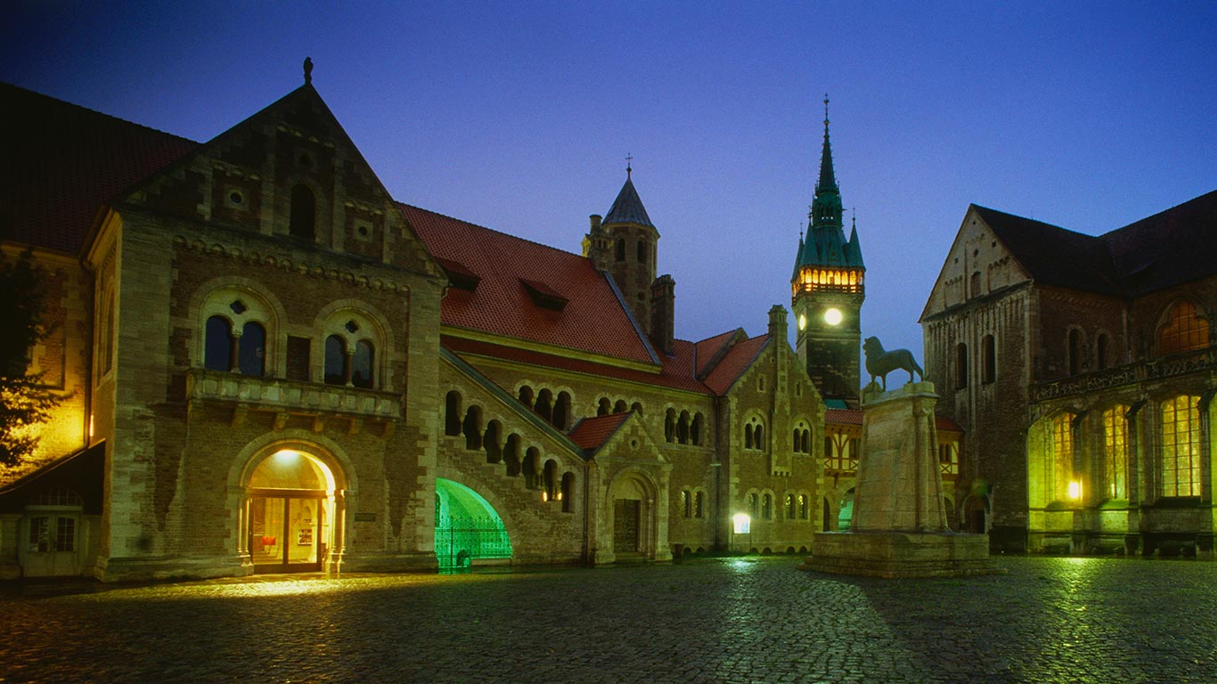 Blick über den Burgplatz mit dem Braunschweiger Löwen und der Burg  Dankwarderode, Braunschweig, Niedersachsen, Deutschland (© Heinz Wohner/LOOK/Getty Images)(Bing Deutschland)