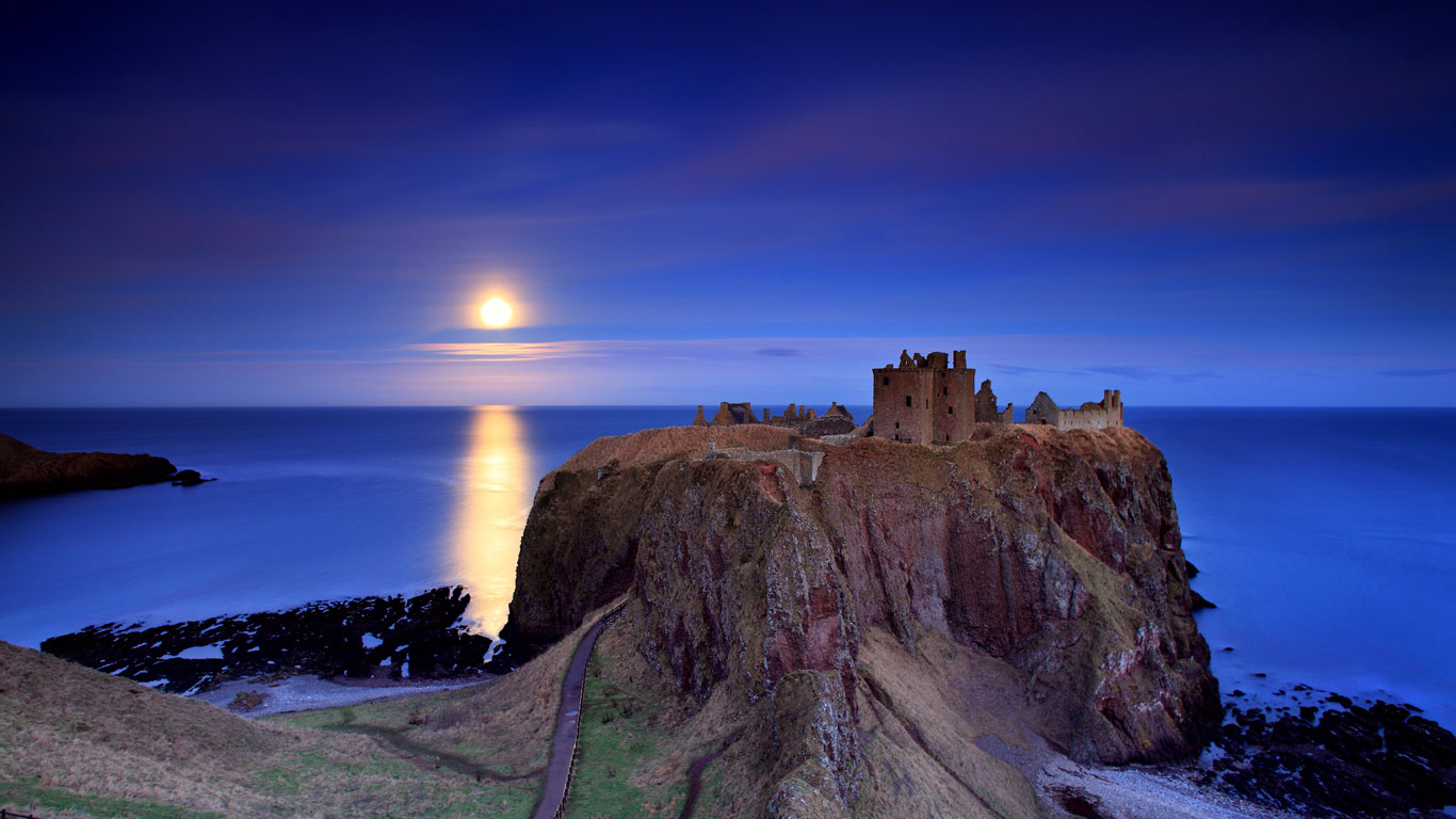 Full moon rising over Dunnottar Castle near Stonehaven on the north-east coast of Scotland (© Angus Clyne/Moment/Getty Images)(Bing United Kingdom)
