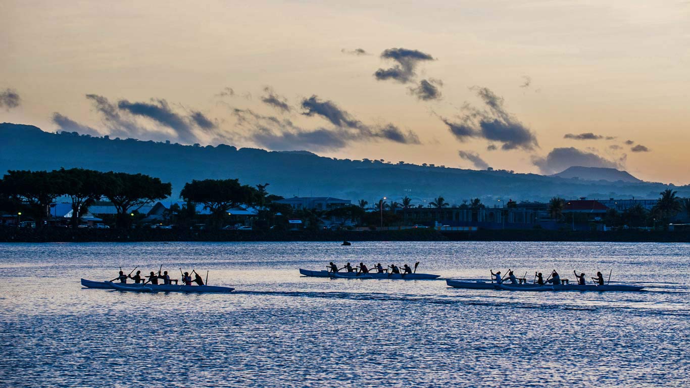 Canoes in Apia Harbor at Apia, Samoa (© Danita Delimont/Getty Images)(Bing Canada)