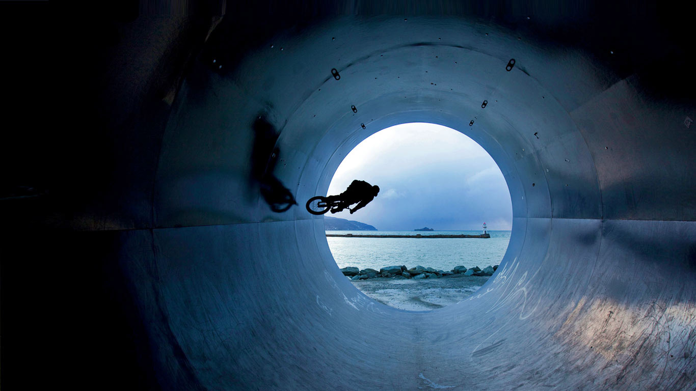 一位在挪威特隆赫姆的单车骑行者 (© Jonas Froland/plainpicture)(Bing China)