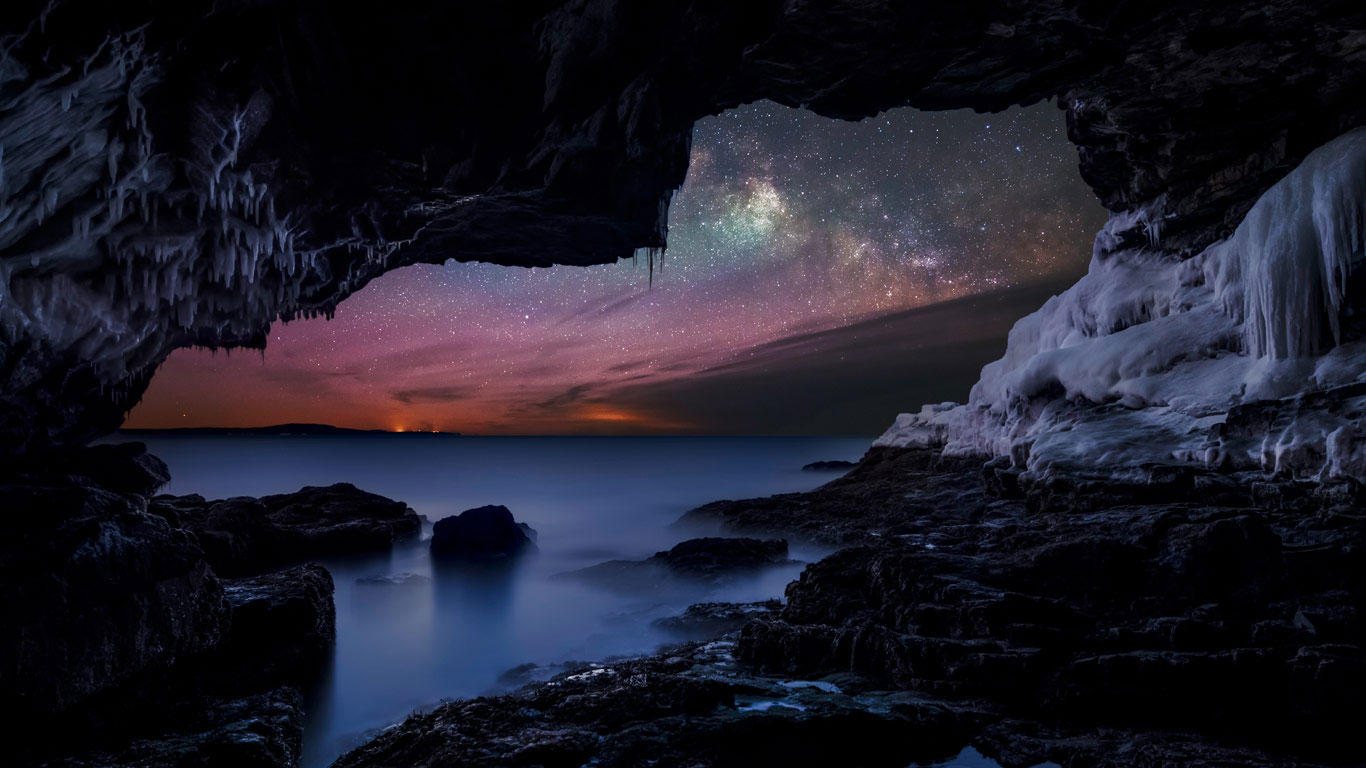 Milky Way seen from the coast near Bar Harbor, Maine, USA (© Adam Woodworth/Aurora Photos)(Bing United Kingdom)