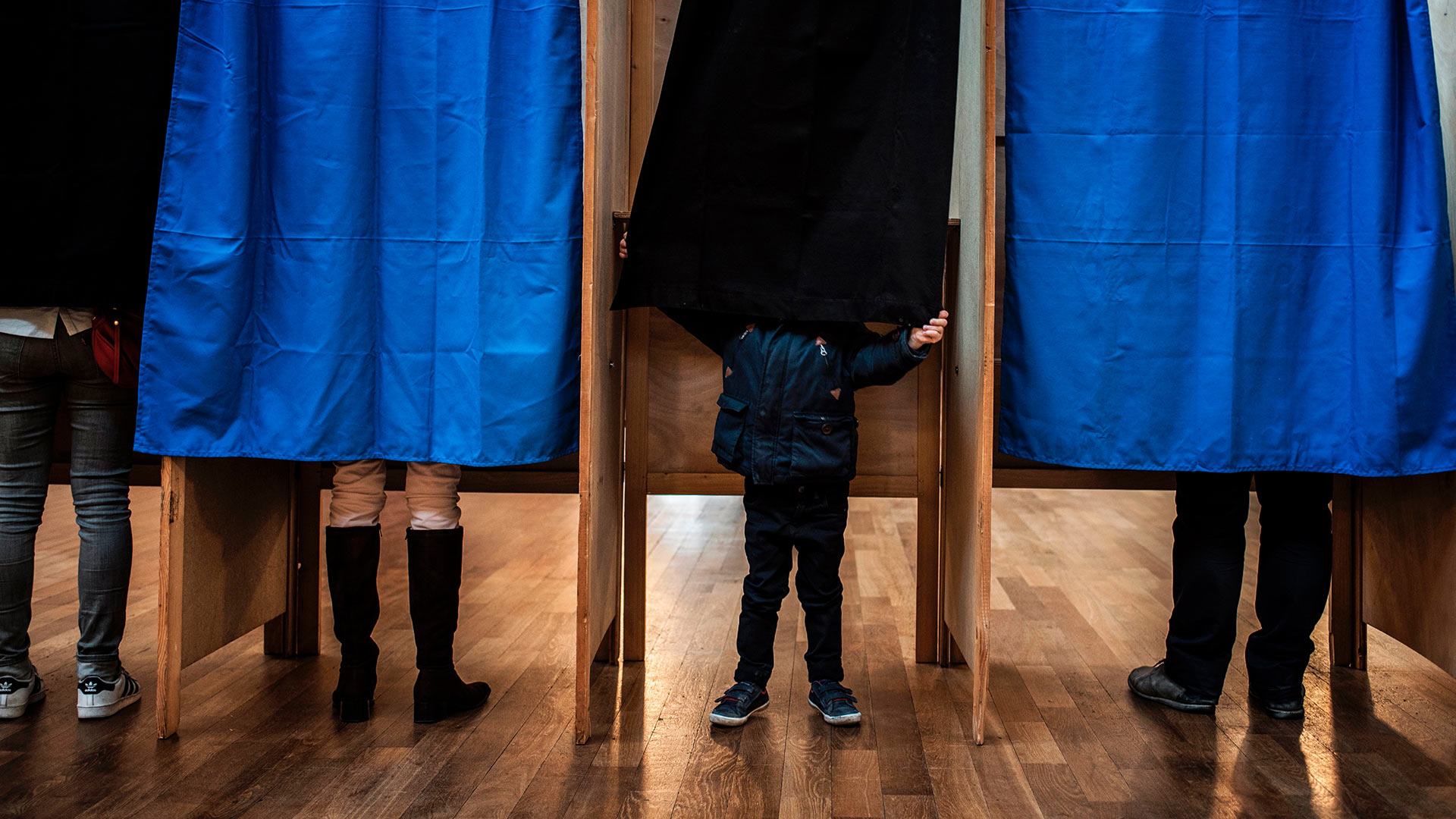 Personnes dans un bureau de vote à Lyon pour le premier tour de la présidentielle, le 23 avril 2017 (© JEFF PACHOUD/AFP via Getty Images)(Bing France)