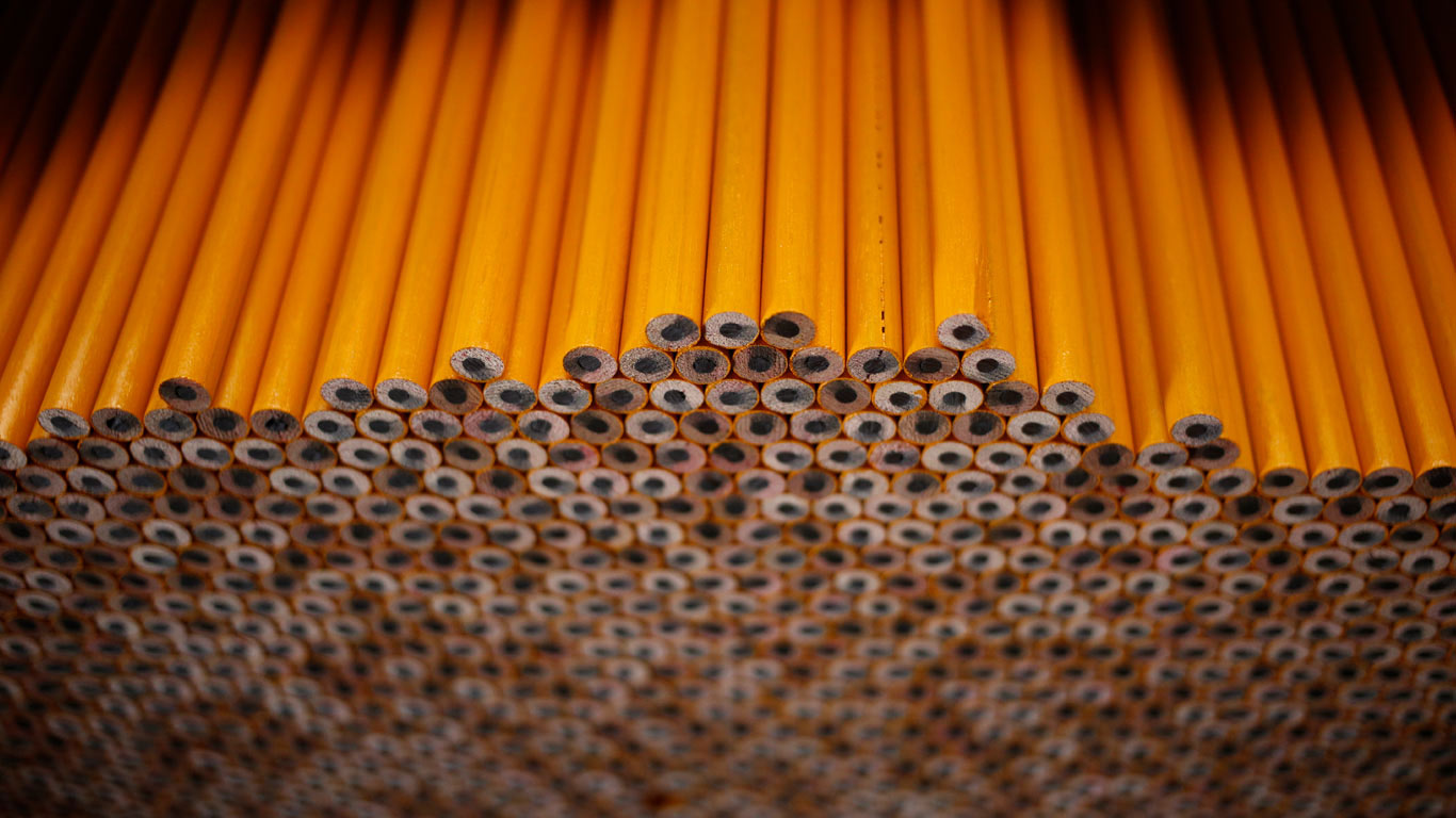 Yellow pencils at the Musgrave Pencil Co. facility in Shelbyville, Tennessee, USA (© Luke Sharrett/Getty Images)(Bing United Kingdom)